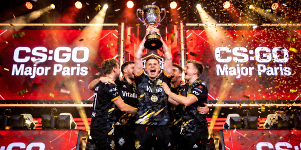 CS:GO Major巴黎站冠军Vitalia战队捧起奖杯庆祝