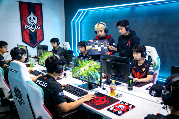PSG.LGD DOTA2战队备战Major赛事训练场景
