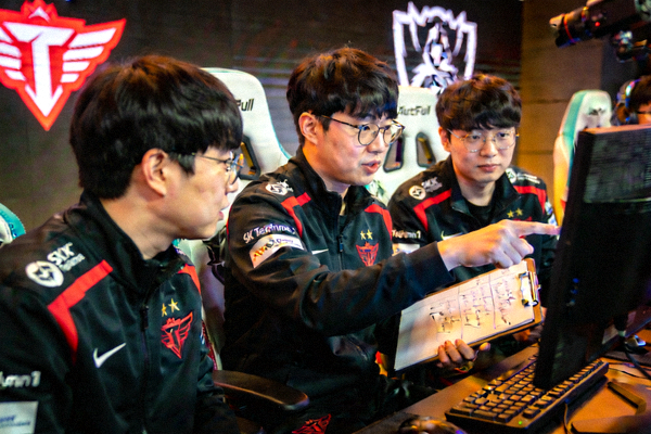 SK Telecom T1战队Faker选手与队友讨论战术